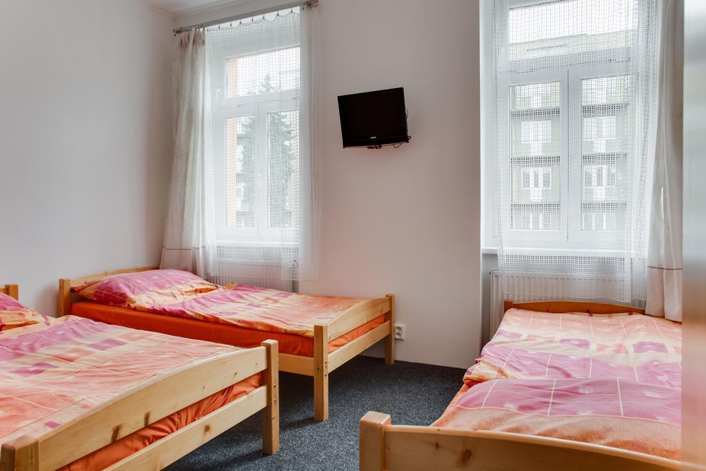 Holeckova *